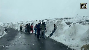 Watch: Magical snowfall at Rohtang Pass! 