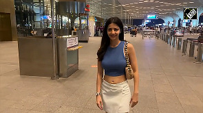 Check out Vedhika's HOT airport look! 