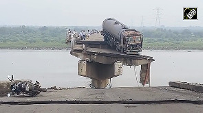 10 killed as bridge collapses in Gujarat's Vadodara