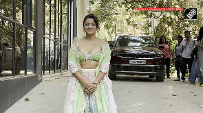'Mein neeche aa rahi hoon', Wamiqa Gabbi says to paps
