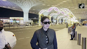 Kareena Kapoor spotted at Mumbai airport