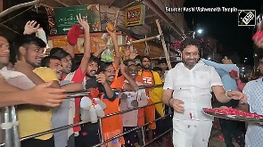 Varanasi Admin welcomes devotees with petal shower at Kashi Vishwanath on first sawan Monday