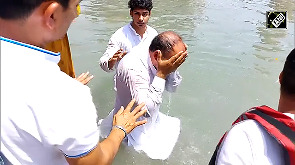 Lieutenant Vinay Narwal's father breaks down while immersion of ashes