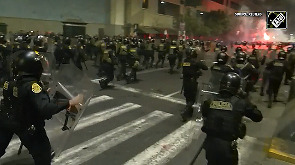 Peru: Hundreds of anti-government protesters clash with police in Lima
