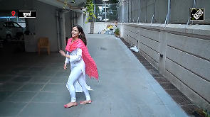 Sara Ali Khan Shares Cake with Paparazzi on Her Birthday!