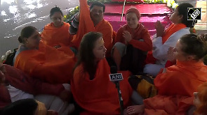 Foreign devotees chant 'Hanuman Chalisa' 