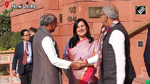 Digvijaya Singh and Bansuri Swaraj share light moment on first day of Parl winter session