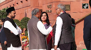 Digvijaya Singh and Bansuri Swaraj share light moment on first day of Parl winter session