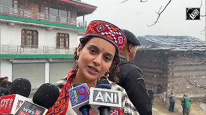 Kangana reaches Manali amid snowfall in Himachal Pradesh