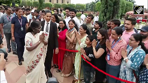 President Murmu greets teachers at Rashtrapati Bhavan