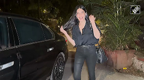 Shruti Haasan looks stunning in an all-black outfit 