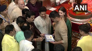 VIDEO: Tendulkar, family offer prayers at Lalbaugcha Raja