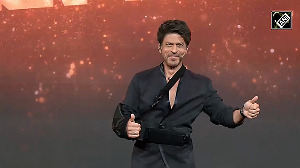 'Mera ek haath hi kaafi hai', Shah Rukh on shoulder injury