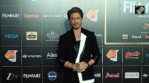 Shah Rukh Khan graces red carpet of Filmfare Awards 2025