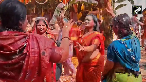 Devotees enjoy 'Panghat Holi' in Vrindavan