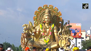Kanwar Yatris from Gurugram carry 800-1,000 kg Golden Shiva Kanwad on wheels in Haridwar