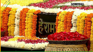 PM Modi pays tribute to Mahatma Gandhi at Rajghat on I-Day