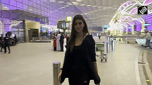 Kriti Sanon showed her love for fans at the airport her casual look won hearts 
