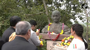 Tharoor-led delegation pays tributes to Gandhi in Panama
