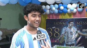Messi mania grips Kolkata as fans celebrate his 38th b'day with grand cake and cheers