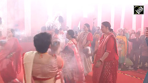 Smriti Irani performs 'Dhunuchi Naach' at Delhi's Durga Puja pandal