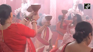 Smriti Irani performs 'Dhunuchi Naach' at Delhi's Durga Puja pandal