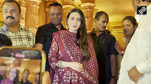 Karisma Kapoor reached Ashish Shelar's Ganpati pandal in traditional look, looked very beautiful