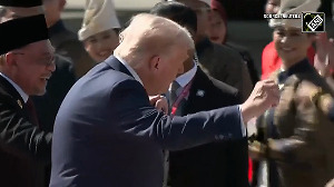 President Trump iconic dance moves steal the show during Malaysian welcome ceremony