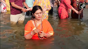 Pankaja Gopinath Munde takes holy dip in Triveni Sangam