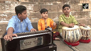 Watch Incredible Tabla, Musical Performance by Talented Youths from Varanasi ahead of Dev Deepawali