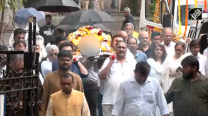 Last rites of veteran actor Satish Shah performed at Pawan Hans, friends & family pay last respects