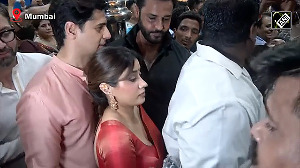 Janhvi looks uncomfortable in Lalbaugcha Raja crowd, Sidharth shields her