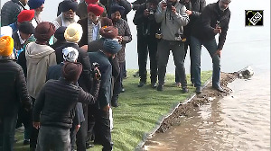 'Asthi Visarjan' of Manmohan Singh performed at Yamuna Ghat