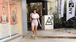 Janhvi's smokin' hot gym look!