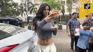 Poonam Pandey spotted enjoying vada pao in Juhu