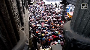 Devotees throng Sabarimala temple on occasion of 'Makaravilakku'