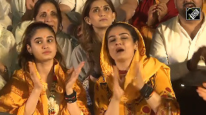 Mother-daughter duo Raveena, Rasha attend evening bhajan in Prayagraj