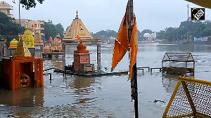 MP: Temples submerge due to water level rise in River Shipra in Ramghat