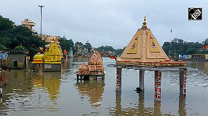 MP: Temples submerge due to water level rise in River Shipra in Ramghat