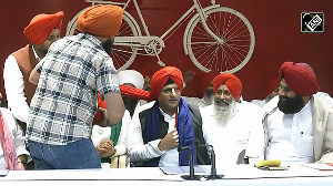 Akhilesh Yadav's new avatar: Wears a Sikh 'Pagdi' 