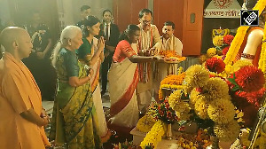 President Murmu, CM Yogi offer prayers at Gorakhnath temple