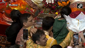 Varun Dhawan offers prayers at Lalbaugcha Raja