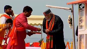 PM Modi offers prayers at Triveni Sangam after taking holy dip in Prayagraj