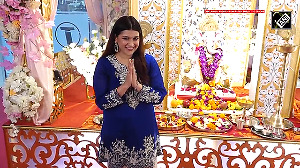 Mannara Chopra looks absolutely stunning in salwar-kurta