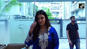 Mannara Chopra looks absolutely stunning in salwar-kurta