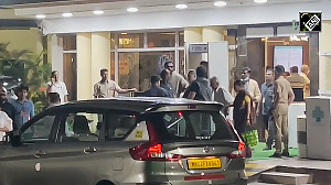 Malaika Arora-Arjun Kapoor spotted together at Lilavati Hospital