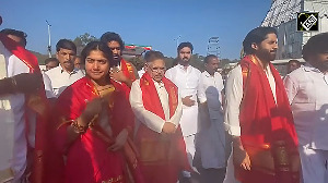 Naga Chaitanya, Sai Pallavi offer prayers at Tirumala Temple