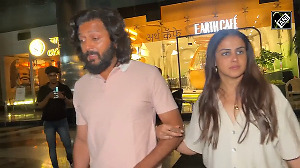 Ritesh-Genelia were spotted like this, did not click a picture with the fan