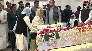 Manmohan Singh's wife, daughter pay last tribute to Dr Singh