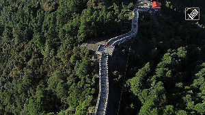 Newly built 'mini-great wall' in Nepal becomes major tourist attraction